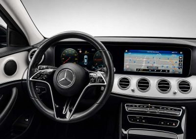 Enterijer luksuznog mecedes benz vozila e klase iz flote pds srbija limo servisa za transfer klijenata