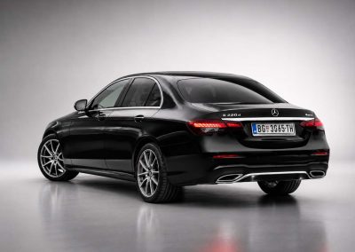 Crni Mercedes-benz e-Klase za VIP transfere i korporativna putovanja u Beogradu i regionu