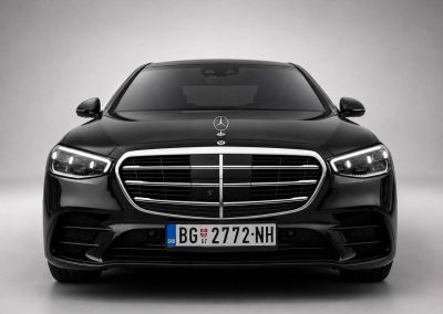 Crni Mercedes-benz S-Klase za VIP transfere i korporativna putovanja u Beogradu i van slikan sa prednje strane na sivoj studijskoj pozadini
