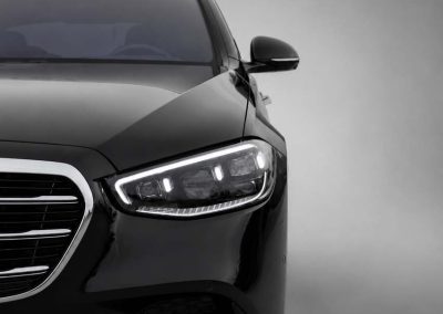 Crni Mercedes-benz S-Klase za VIP transfere i korporativna putovanja u Beogradu i van njega sa fokusom vozačev far automobila