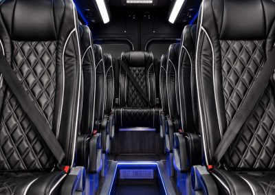 putnička sedišta crnog Mercedes-benz sprinter minibusa za VIP transfere i korporativna putovanja u Beogradu i regionu