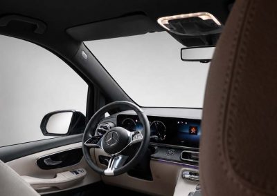 pogled sa putničkog sedišta preko suvozačkog na volan i instrument tablu mercedesa v klase iz pds flote vozila