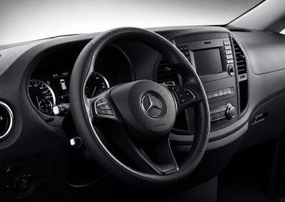 enterijer od Crnog Mercedes-benza vito sa fokusom na upravljač za VIP transfere i korporativna putovanja u Beogradu i regionu