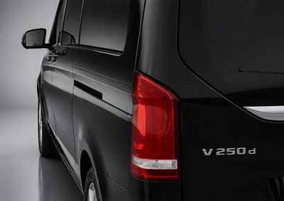 Crni Mercedes-benz v klase za VIP transfere i korporativna putovanja u Beogradu i regionu