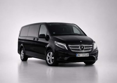 Crni Mercedes-benz v klase za VIP transfere i korporativna putovanja u Beogradu i regionu