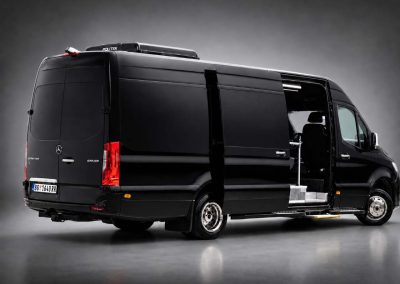 Crni mercedes benz sprinter slikan spreda na sivoj podlozi sa blagim odsjajem