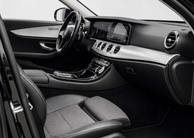 Enterijer luksuznog mecedes benz vozila e klase iz flote pds srbija limo servisa za transfer klijenata