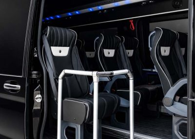 Enterijer luksuznog mecedes benz vozila sprinter minibusa iz flote pds srbija limo servisa za transfer klijenata