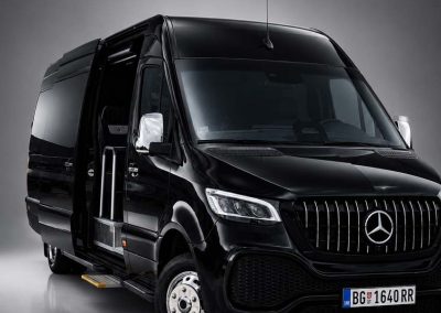 Crni mercedes benz sprinter slikan spreda na sivoj podlozi sa blagim odsjajem