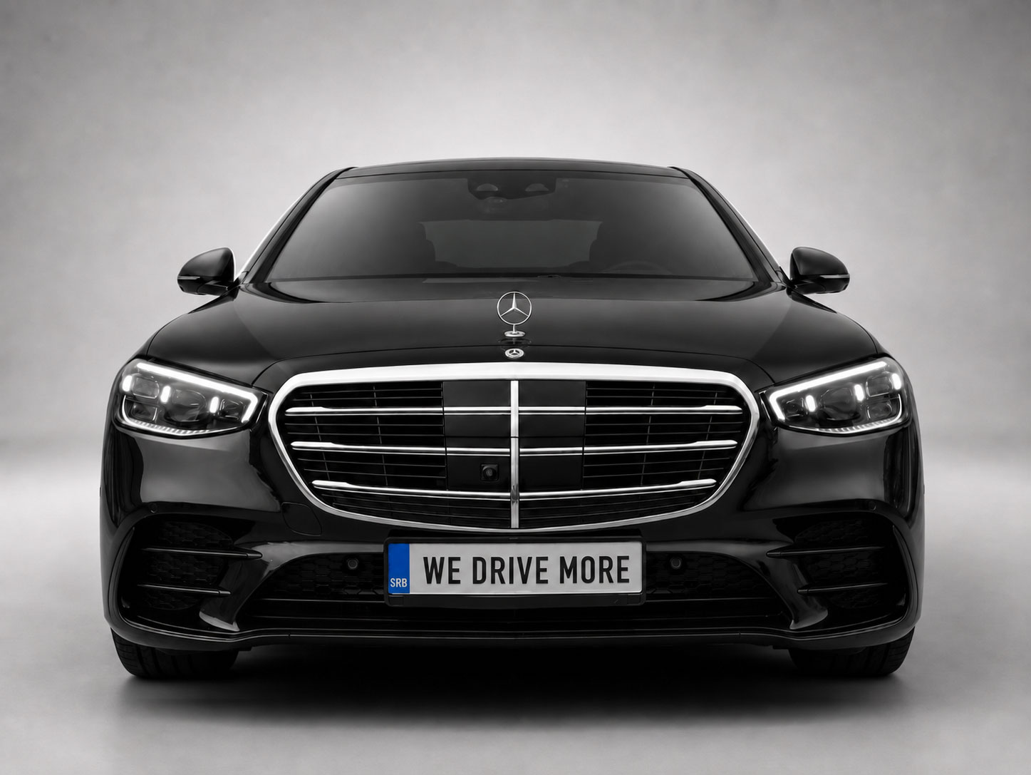 Mercedes benz S-Class Crni mercedes benz s klase slikan s preda na sivoj podlozi sa blagim odsjajem